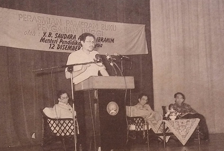 Anwar Ibrahim berucap di perasmian Pameran Buku Pengajian Tinggi.