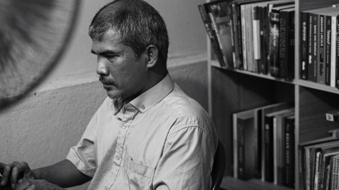 Saudara Rosli Ibrahim sedang menaip pada mesin tapi di perpustakaan peribadi di rumahnya.