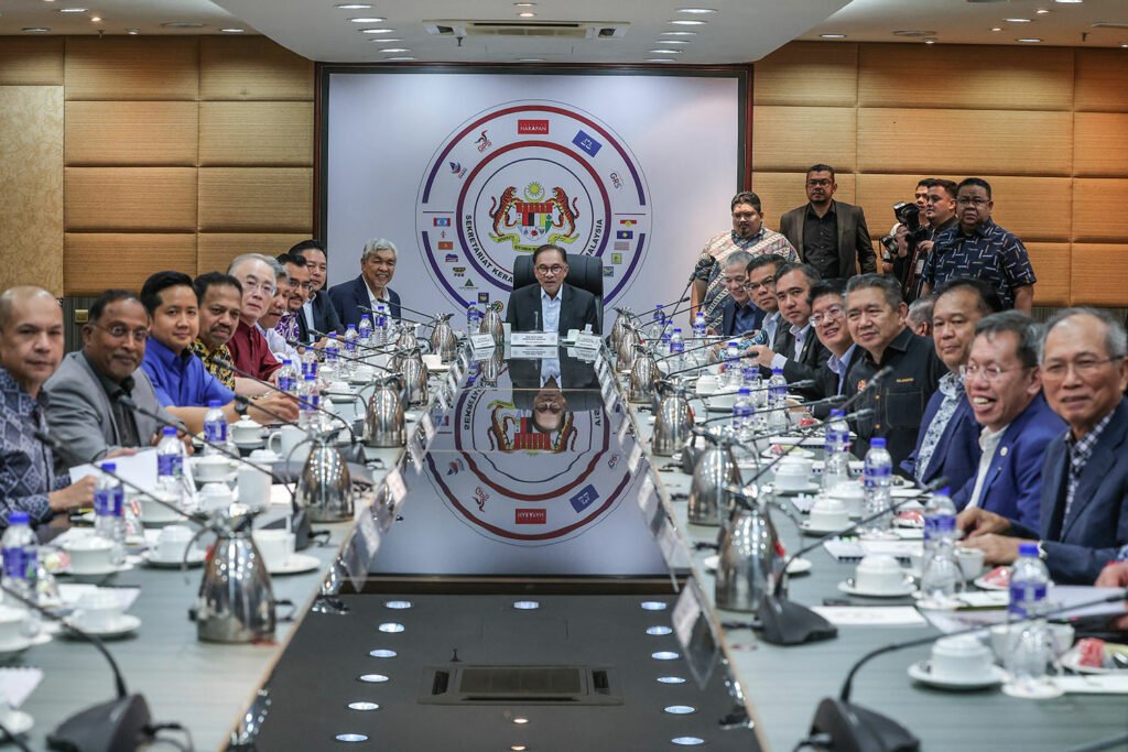 Perdana Menteri Anwar Ibrahim mempengerusikan Mesyuarat Sekretariat Kerajaan Perpaduan di Ibu Pejabat UMNO di Menara Dato’ Onn, Kuala Lumpur, 7 Februari, 2023.