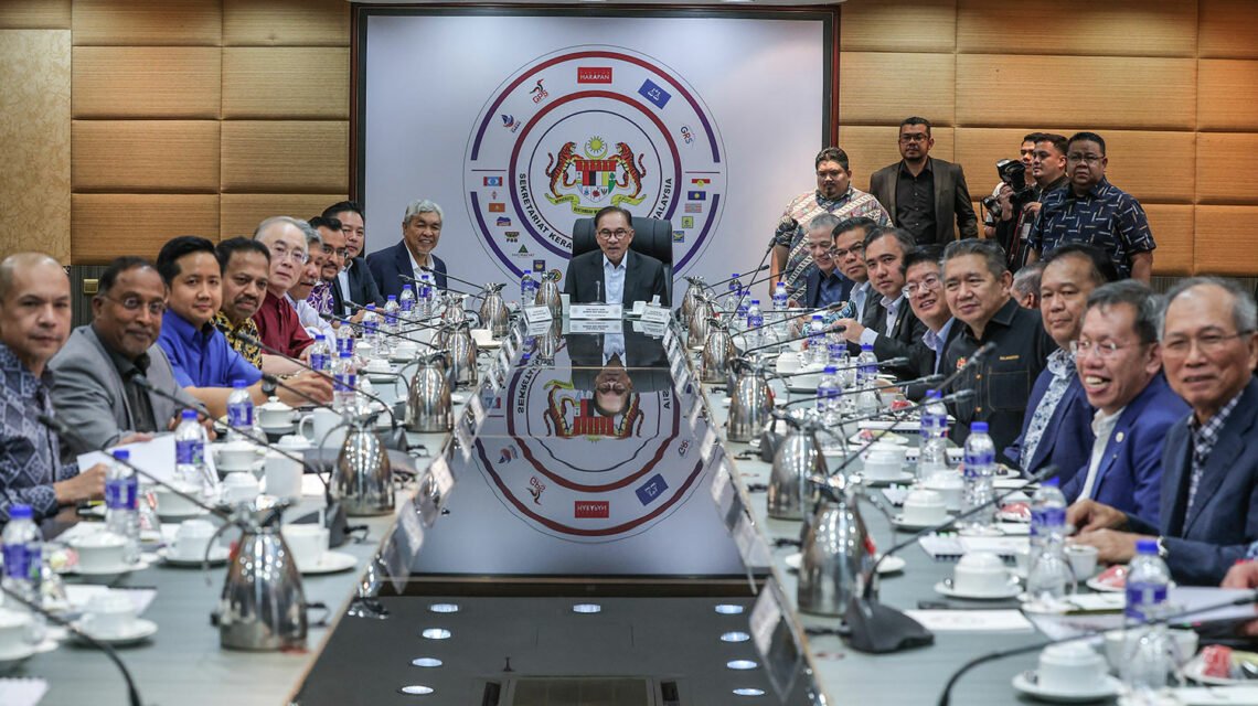 Perdana Menteri Anwar Ibrahim mempengerusikan Mesyuarat Sekretariat Kerajaan Perpaduan di Ibu Pejabat UMNO di Menara Dato’ Onn, Kuala Lumpur, 7 Februari, 2023.