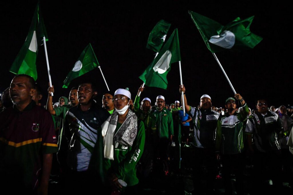 Para penyokong yang hadir pada Pelancaran Jentera Pilihan Raya PAS di Kedah pada Sabtu. — Bernama