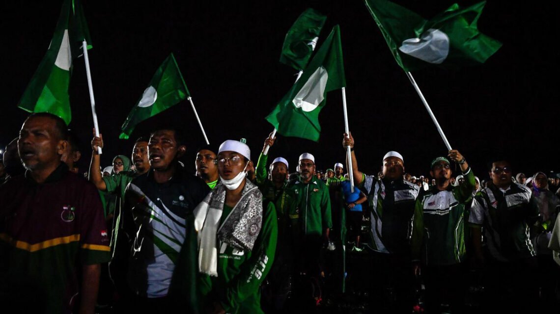 Para penyokong yang hadir pada Pelancaran Jentera Pilihan Raya PAS di Kedah pada Sabtu. — Bernama