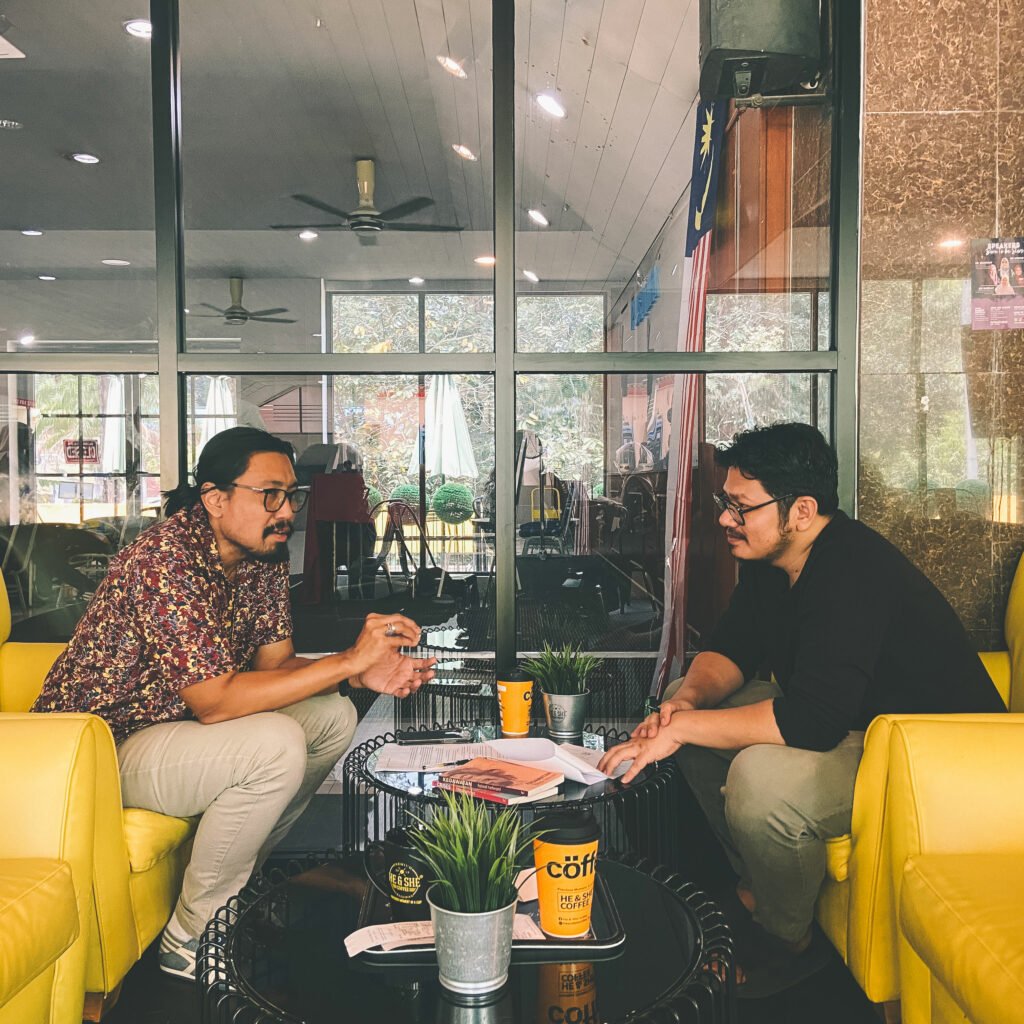 Faisal Tehrani bersama Azan Safar sewaktu proses menandatangani perjanjian penerbitan. Faisal Tehrani bersama Azan Safar sewaktu proses menandatangani perjanjian penerbitan.