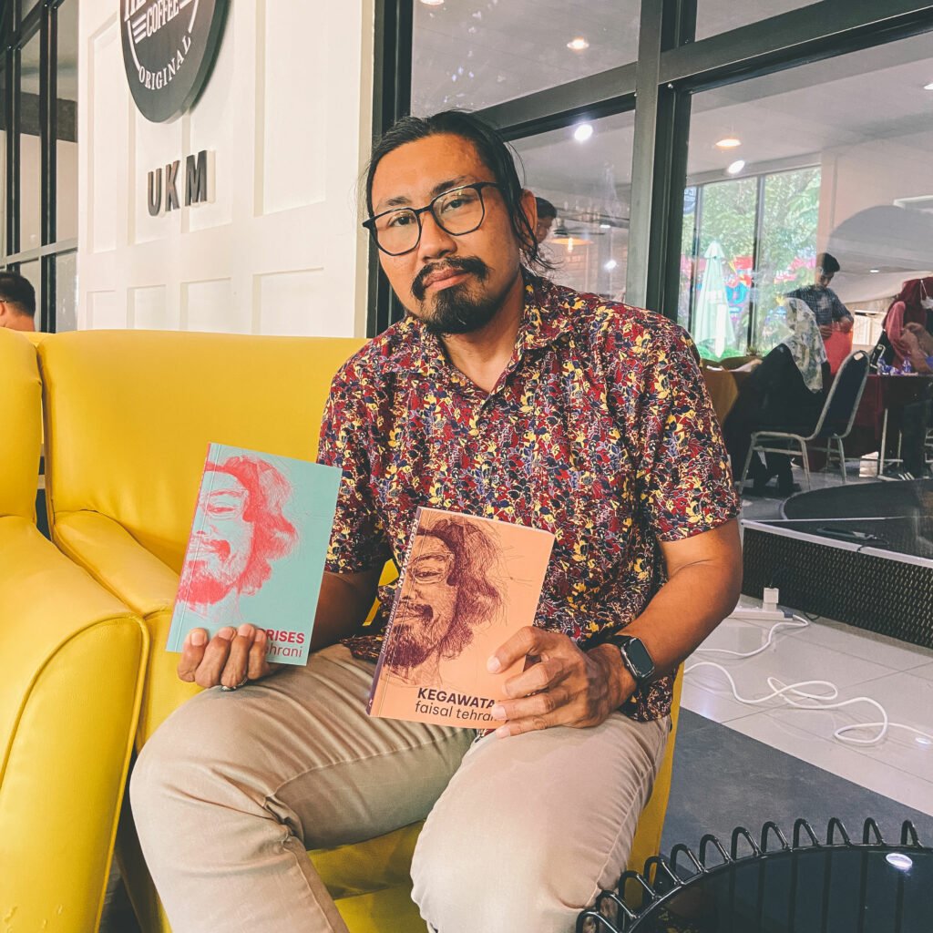 Faisal Tehrani memperagakan naskhah contoh Kegawatan dan Crises. Faisal Tehrani memperagakan naskhah contoh Kegawatan dan Crises.