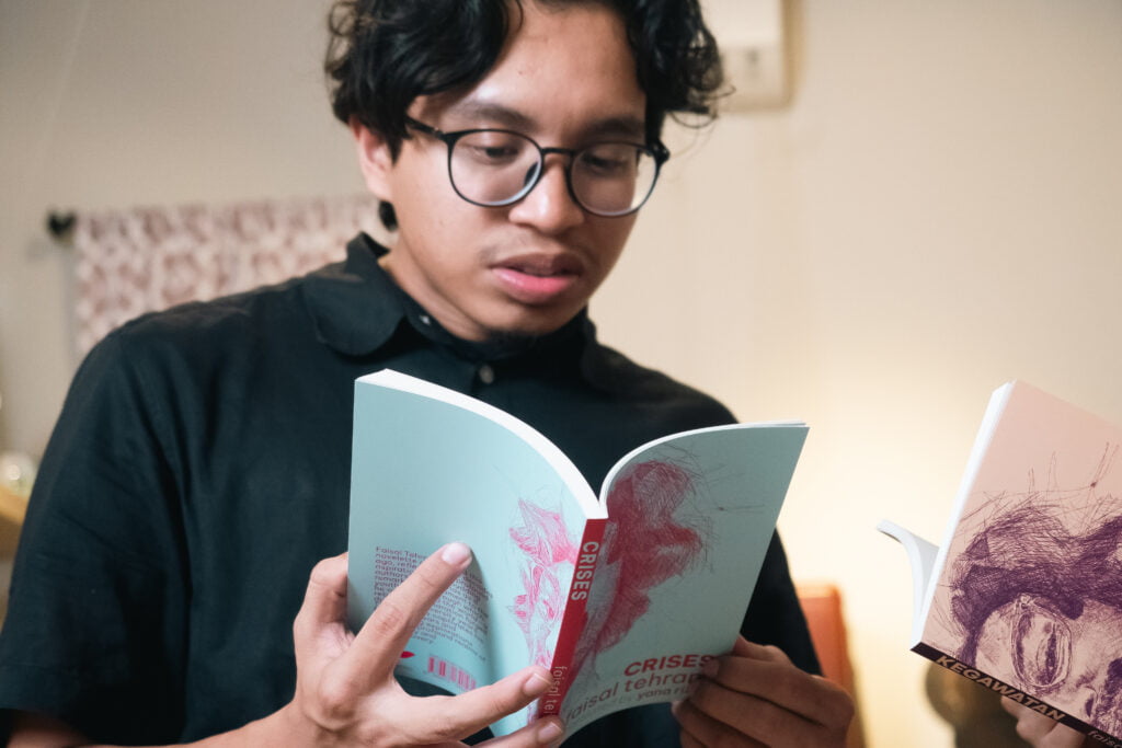 Datang berkunjung ke Mandala bersama Eisya, adalah Hafiz. Di tangannya kelihatan naskhah Crises, terjemahan oleh Yana Rizal. Datang berkunjung ke Mandala bersama Eisya, adalah Hafiz. Di tangannya kelihatan naskhah Crises, terjemahan oleh Yana Rizal.