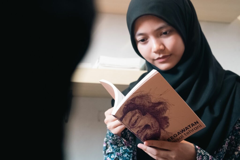 Eisya khusyuk membelek naskhah Kegawatan, yang bakal dijual bermula 27 Disember ini. Eisya khusyuk membelek naskhah Kegawatan, yang bakal dijual bermula 27 Disember ini.