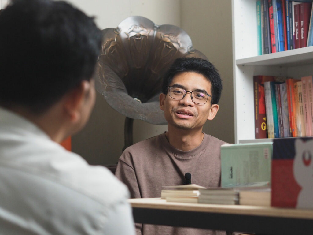 "...ada komen-komen yang akan kata 'balik ke negara asal'. Tetapi masalahnya mereka ini tidak ada negara selain daripada Malaysia.." — Hazman Baharom. Foto: Khairunisa / Kawah Buku